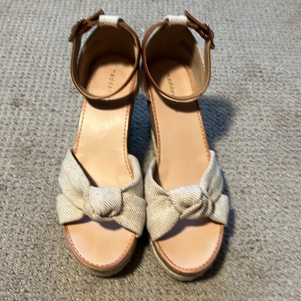 Wonen’s  Strappy Block Heel Cream Dress Sandals Size 10M